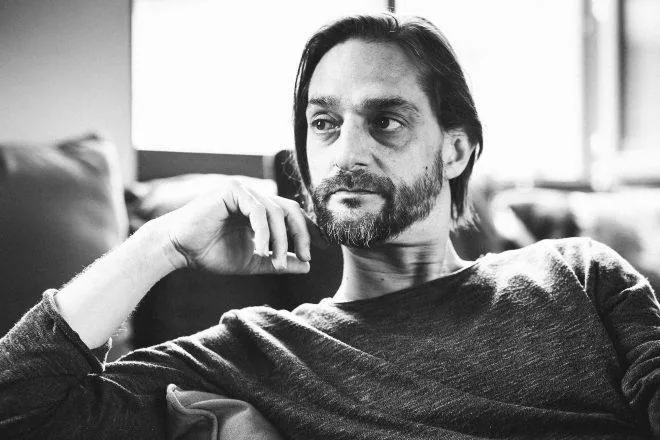 Чёрно-белый портрет Villalobos в помещении