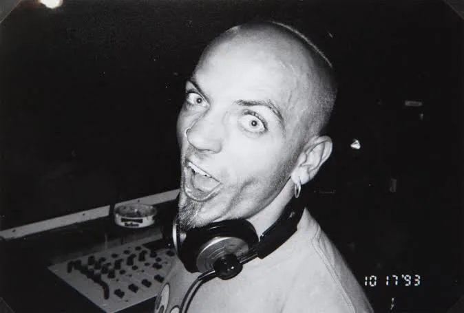 Sven Väth: сорок лет техно — от Omen до Cocoon и Ибицы 4 Sven Väth за пультом в начале девяностых, чёрно-белый кадр с датой на снимке