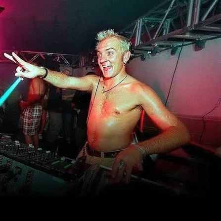 Sven Väth: сорок лет техно — от Omen до Cocoon и Ибицы 5 Sven Väth в девяностые, светлый ирокез, за пультом