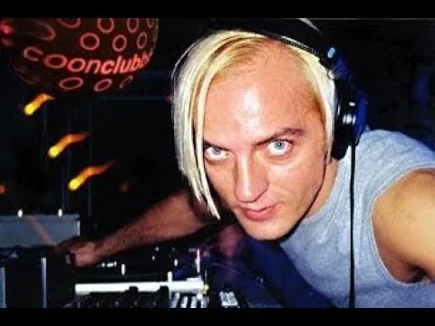 Sven Väth: сорок лет техно — от Omen до Cocoon и Ибицы 8 Sven Väth за пультом в Cocoon Club, зеркальный шар с логотипом клуба
