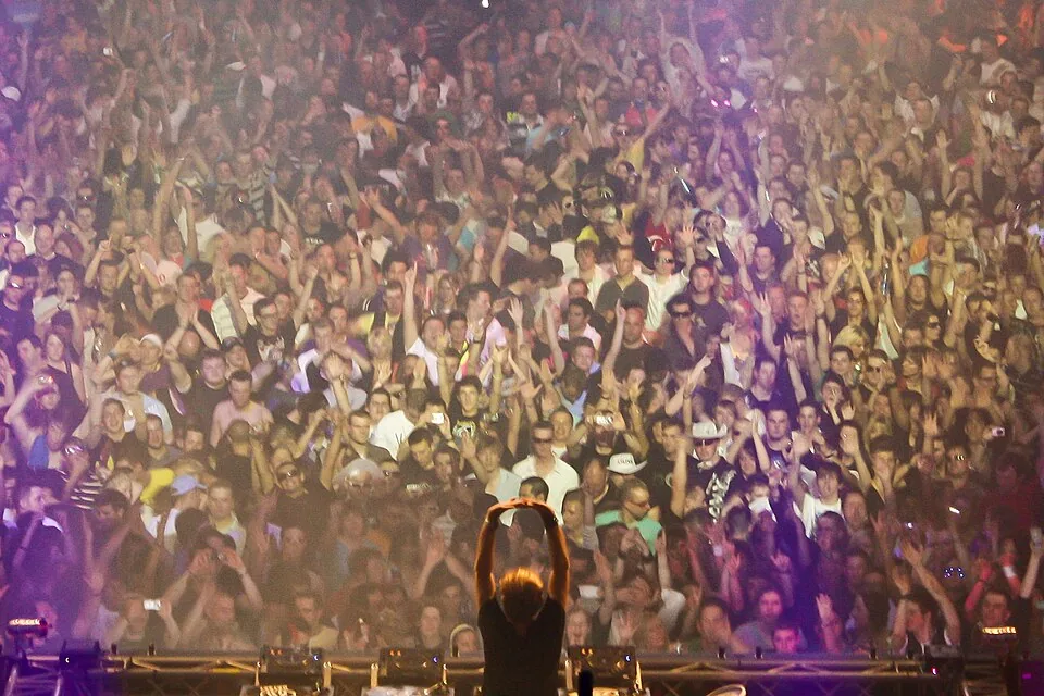 Sven Väth: сорок лет техно — от Omen до Cocoon и Ибицы 9 Sven Väth за пультом спиной к камере перед многотысячной толпой на Mayday
