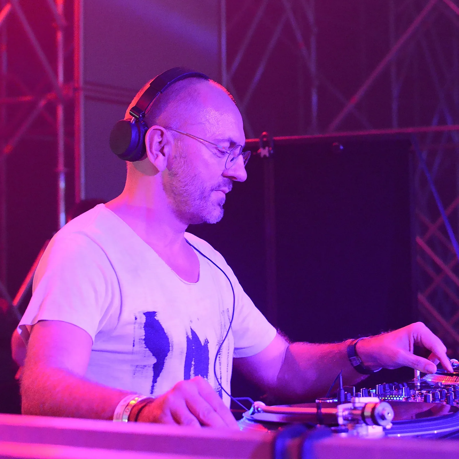 Sven Väth: сорок лет техно — от Omen до Cocoon и Ибицы 10 Sven Väth за пультом крупным планом: наушники, очки, рука на вертушке
