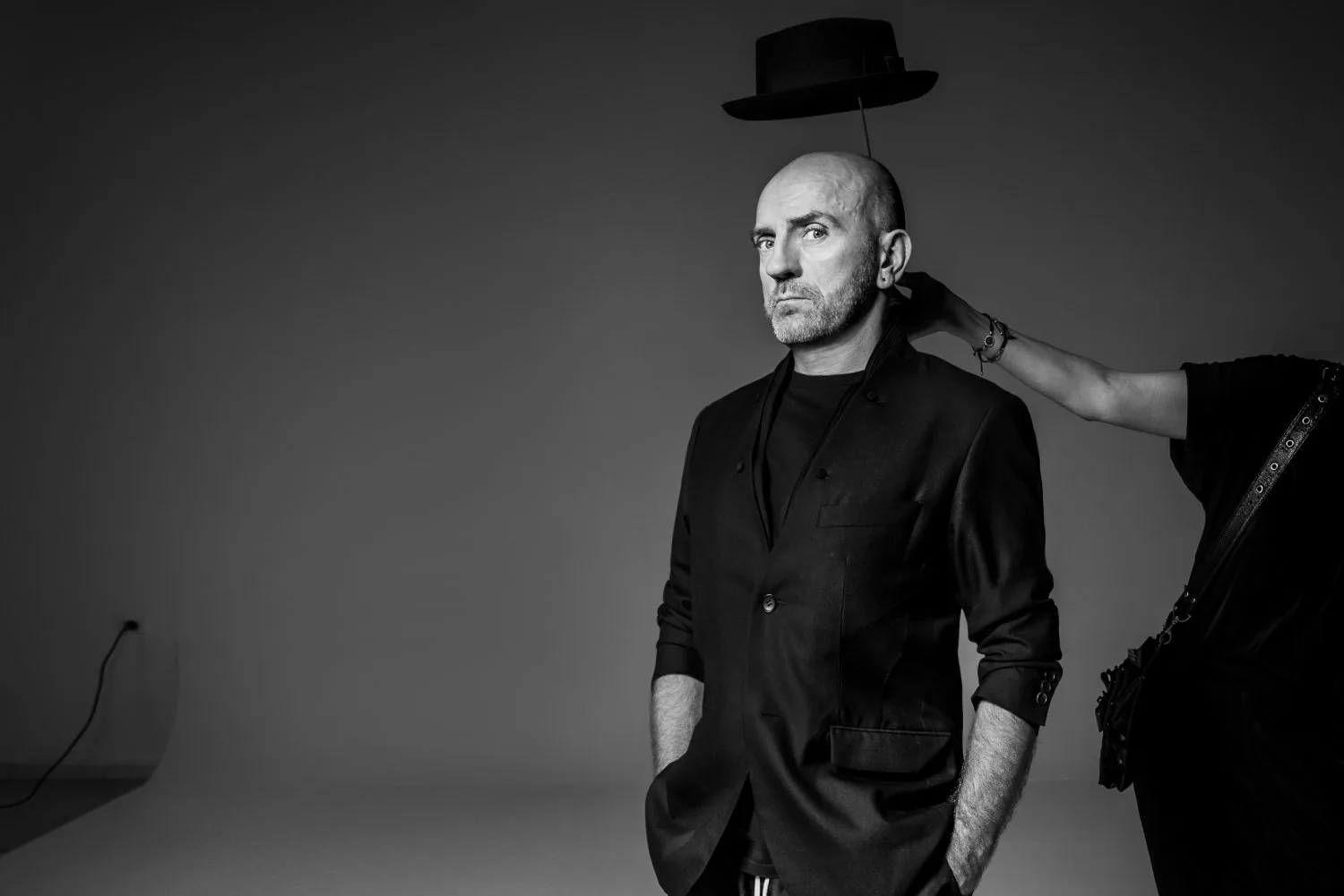Sven Väth: сорок лет техно — от Omen до Cocoon и Ибицы 11 Чёрно-белый портрет Sven Väth в чёрном костюме, шляпа зависла над головой
