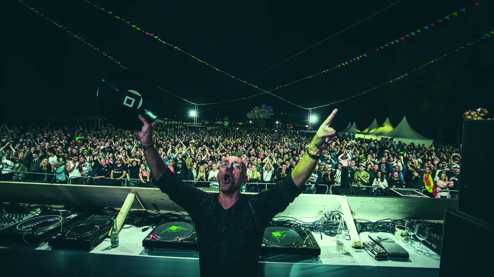 Sven Väth: сорок лет техно — от Omen до Cocoon и Ибицы 13 Sven Väth поднял руки с виниловой пластинкой перед тысячами зрителей на опен-эйре
